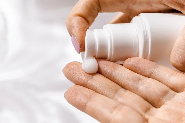 शादियों में बनाएं अपने मेकअप का सामान की लिस्ट इन हिंदी squeezing moisturizer on fingers