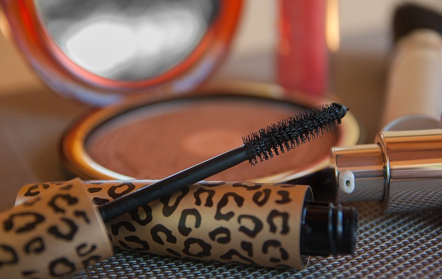 an opened mascara & its lid
