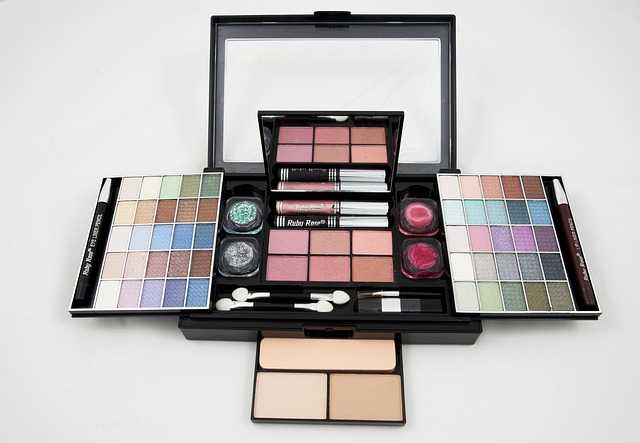 शादियों में बनाएं अपने मेकअप का सामान की लिस्ट इन हिंदी A big eyeshadow palette having various racks