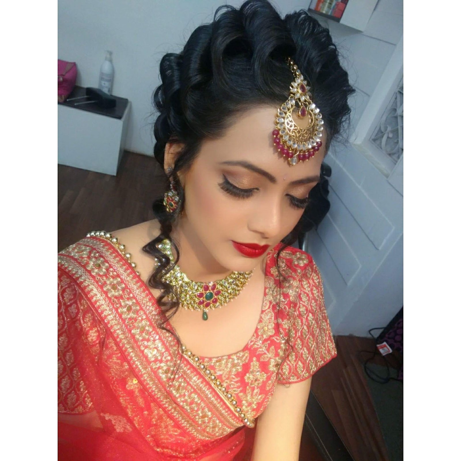 Know the best n simple hair style for lehnga Know the best n simple hair style for lehnga