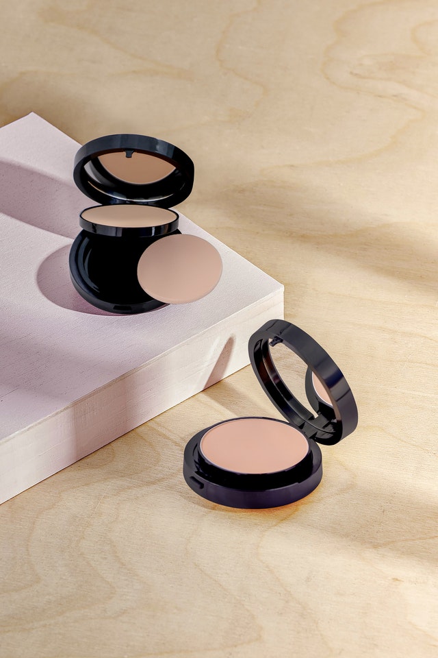 शादियों में बनाएं अपने मेकअप का सामान की लिस्ट इन हिंदी two face powder palette, one is slightly upside & another is on surface