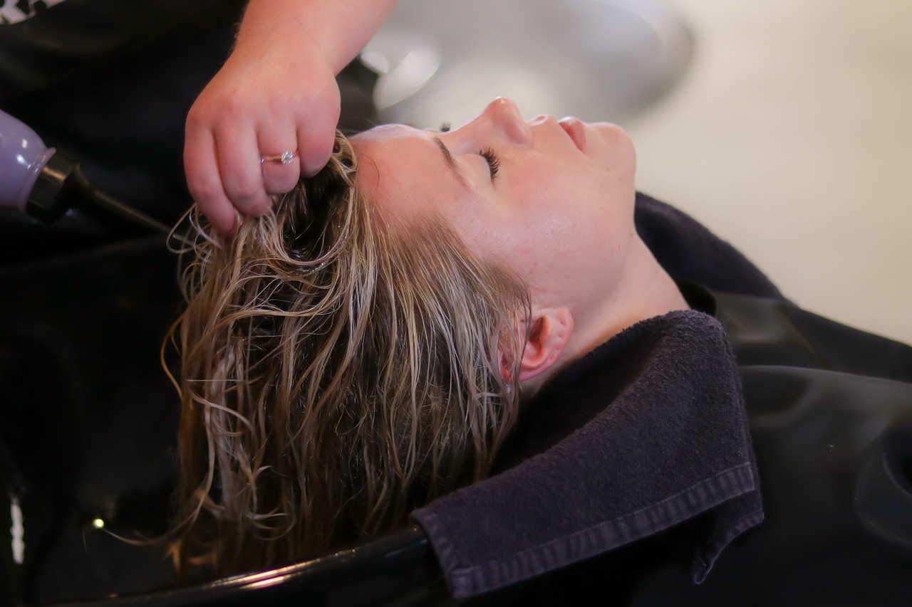 पार्लर में हेयर स्पा कैसे करते हैं।hair spa at parlour