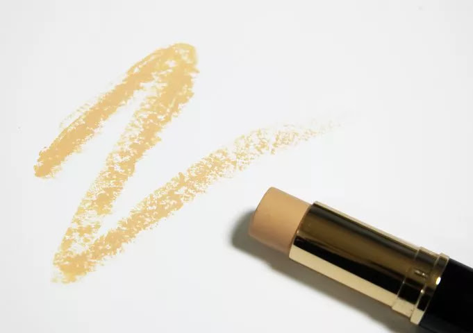 शादियों में बनाएं अपने मेकअप का सामान की लिस्ट इन हिंदी concealer